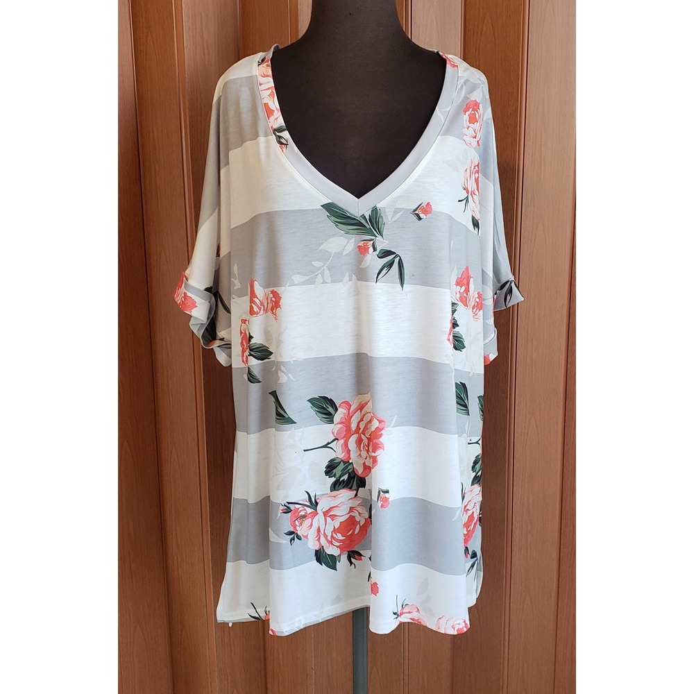 Sampeel NWT size 2XL floral print V-neck T-shirt